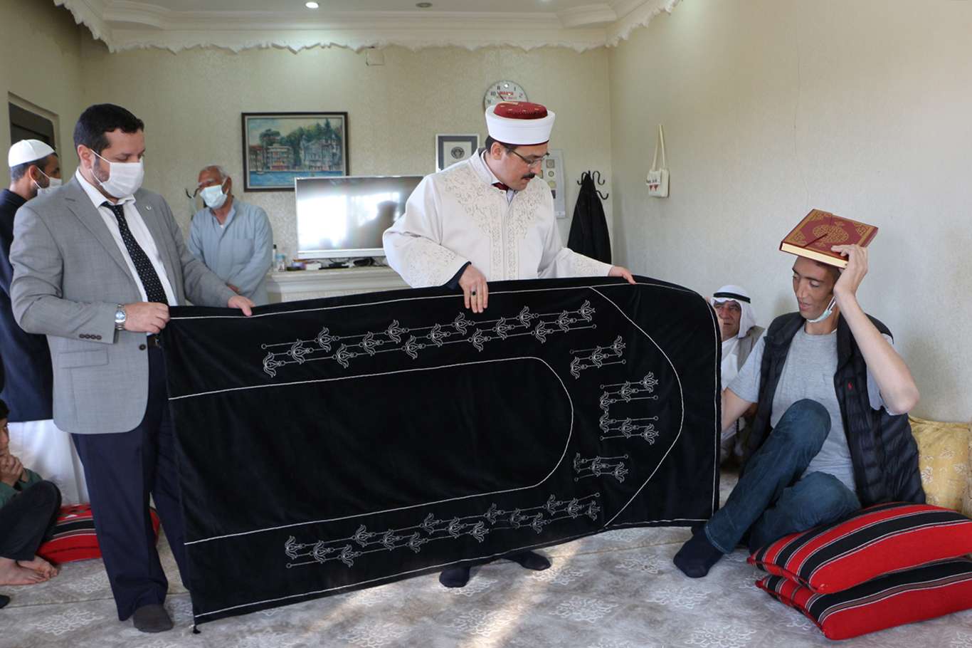 Miraç Kandili vesilesiyle dünyanın en uzun adamına 2 metrelik seccade hediye edildi Miraç Kandili vesilesiyle dünyanın en uzun adamına 2 metrelik seccade hediye edildi